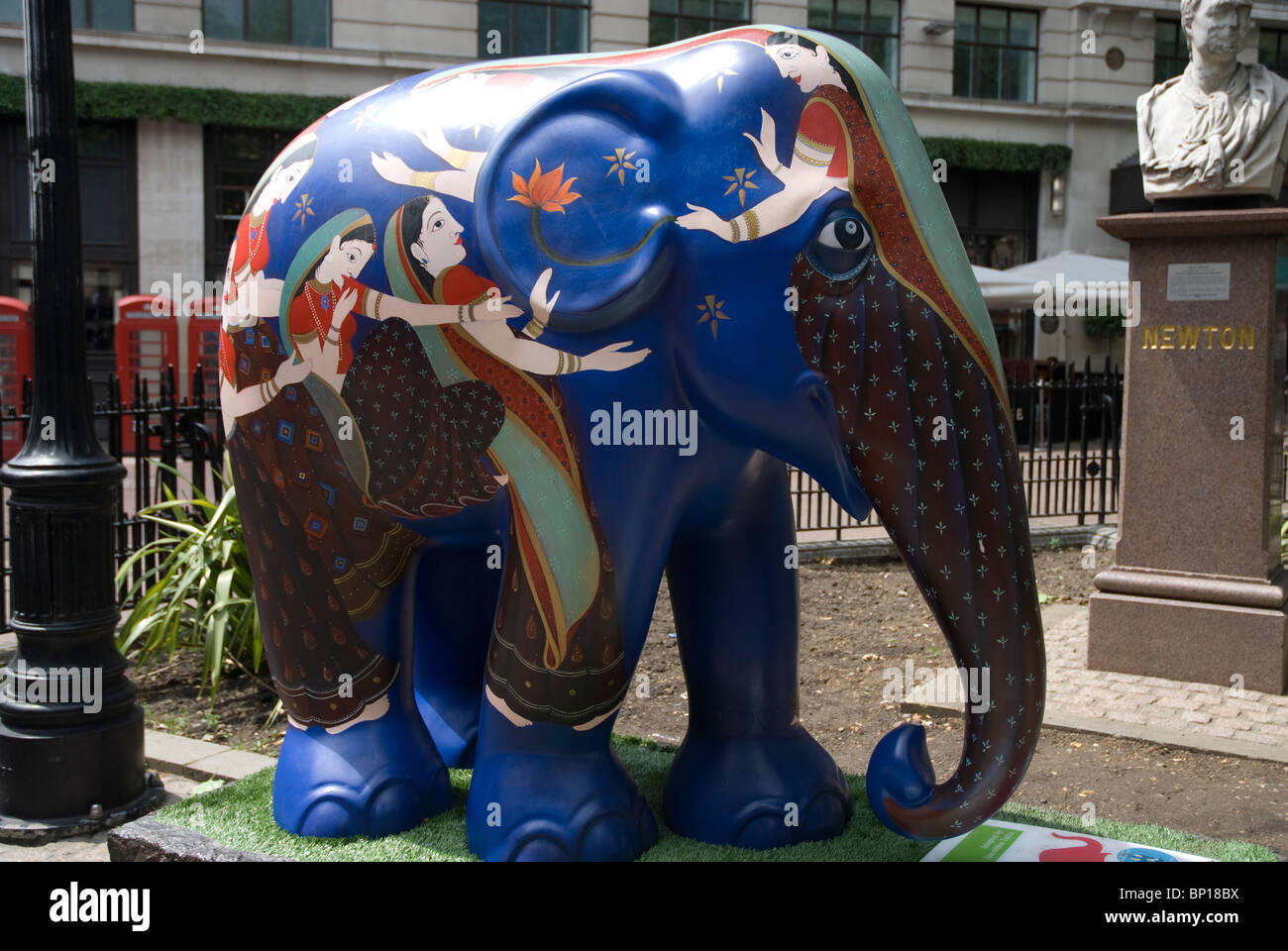 Un elefante blu in Trafalgar Square e parte dell'Elephant Parade London 2010, Londra Inghilterra REGNO UNITO Foto Stock