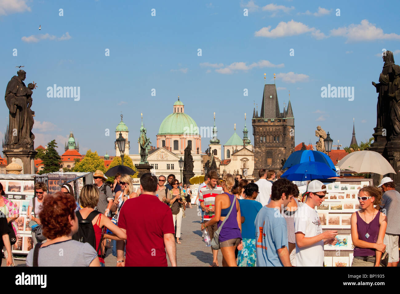 Repubblica cezch, Praga - i turisti sul Ponte Carlo Foto Stock