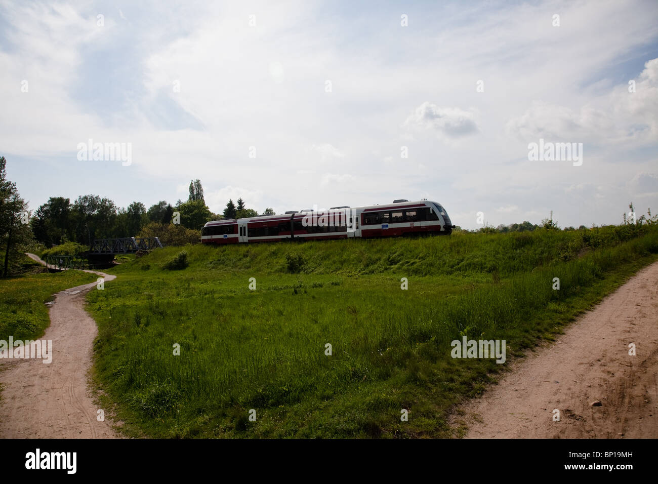 Un treno è collegata una serie di veicoli per il trasporto ferroviario che si muovono lungo una pista (modo permanente) per il trasporto Foto Stock