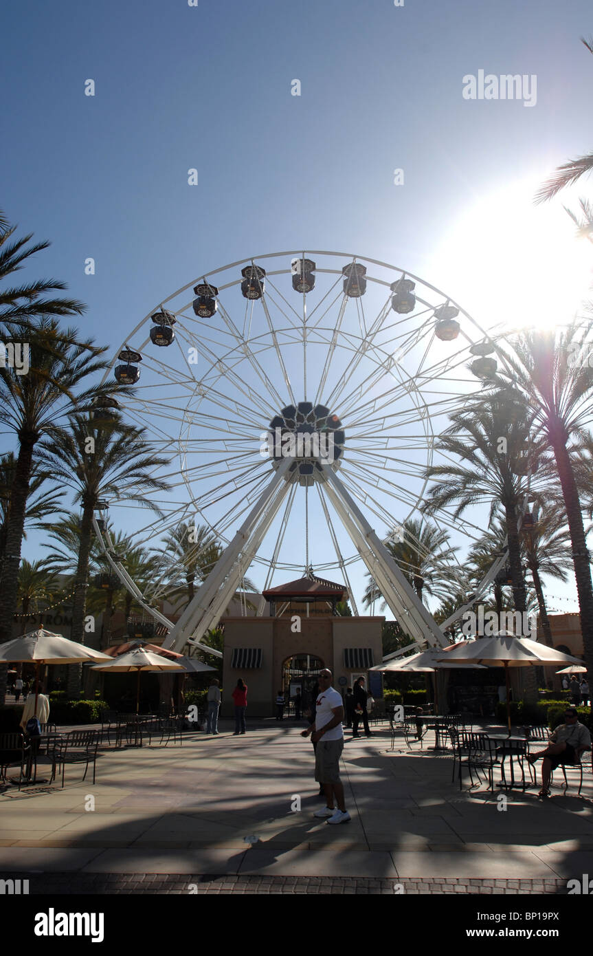 Ruota panoramica Ferris a Irvine Spectrum Shopping Center a Irvine, California. Foto Stock