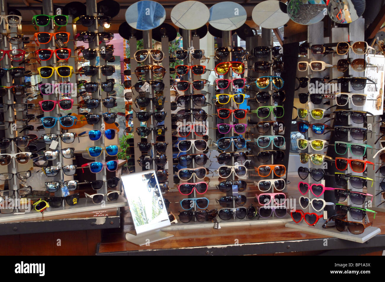 Occhiali da sole in vendita presso un chiosco all'aperto Foto stock - Alamy