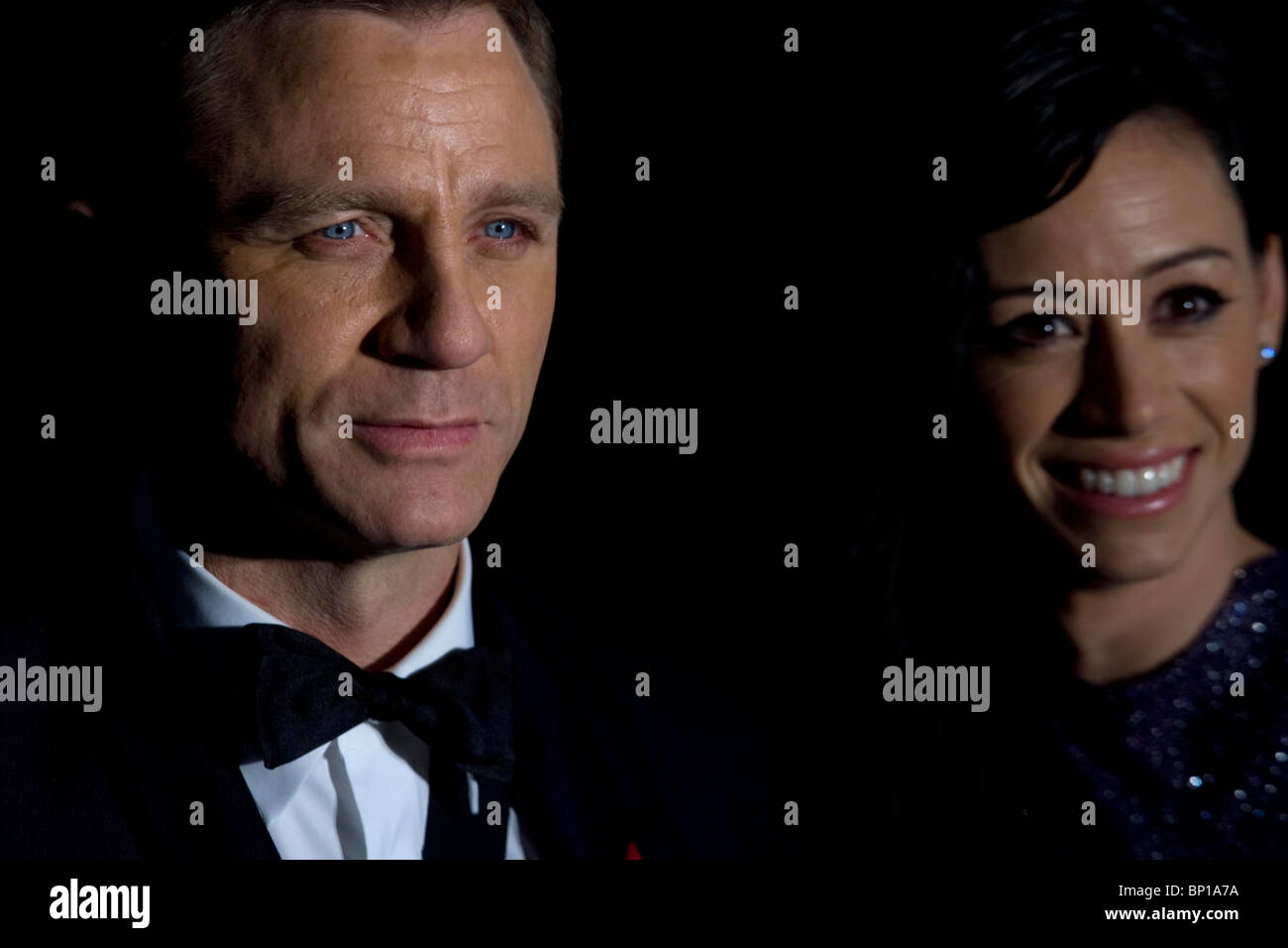 Attore britannico Daniel Craig e Satsuki Mitchell arrivare alla prima mondiale di "Quantum of Solace" Foto da James Boardman. Foto Stock