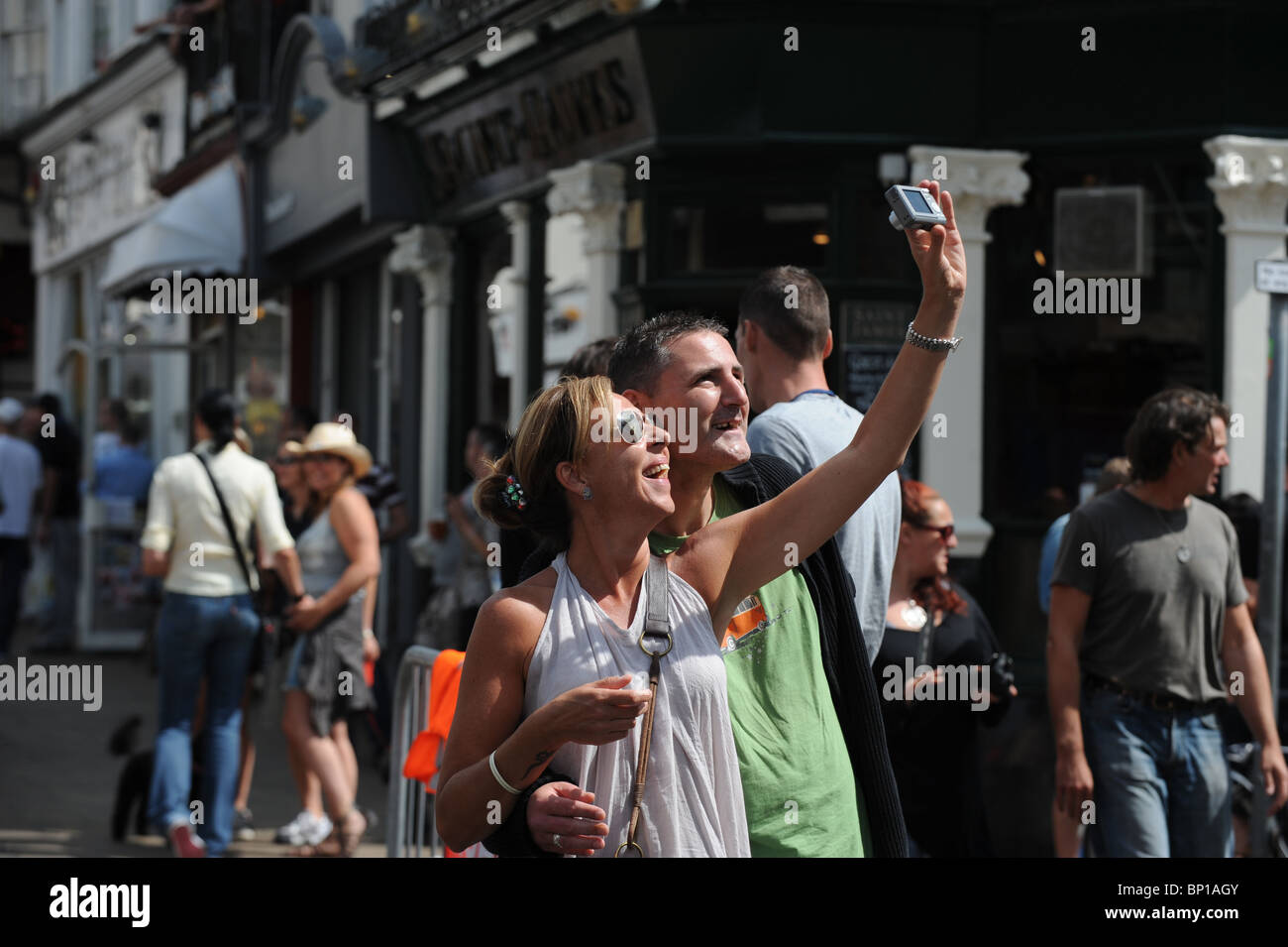 Paio di scattare fotografie di se stessi al Pride evento a Brighton Regno Unito prendendo un selfie Foto Stock