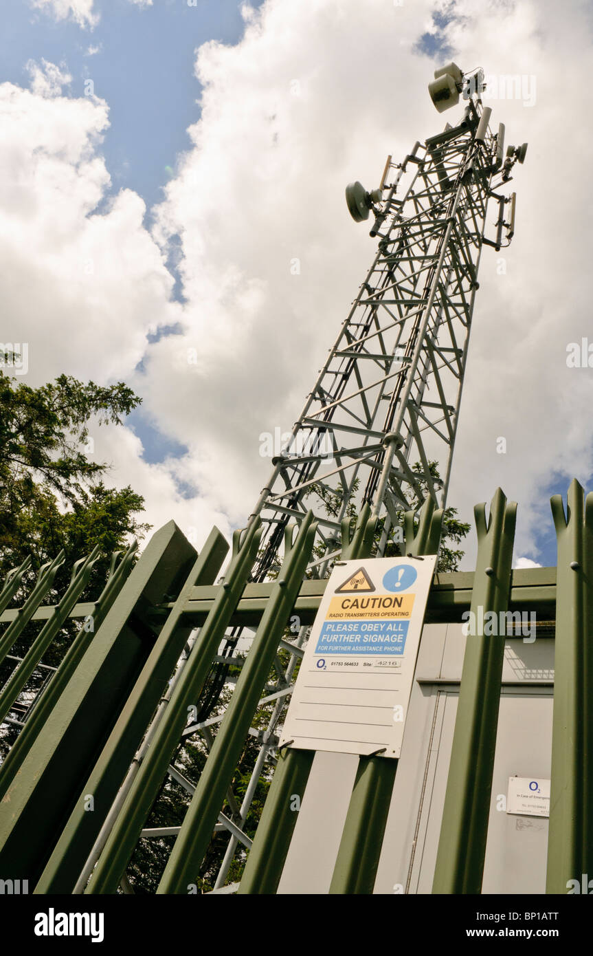 Telefono mobile telecommunications mast appartenenti al O2 Foto Stock
