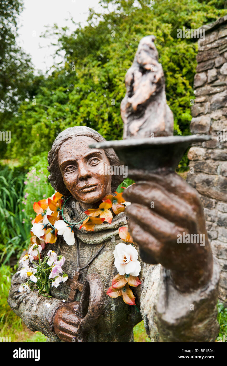 Statua di bronzo di santa Brigida di Kildare presso il santo e che è diventato il suo santuario Foto Stock