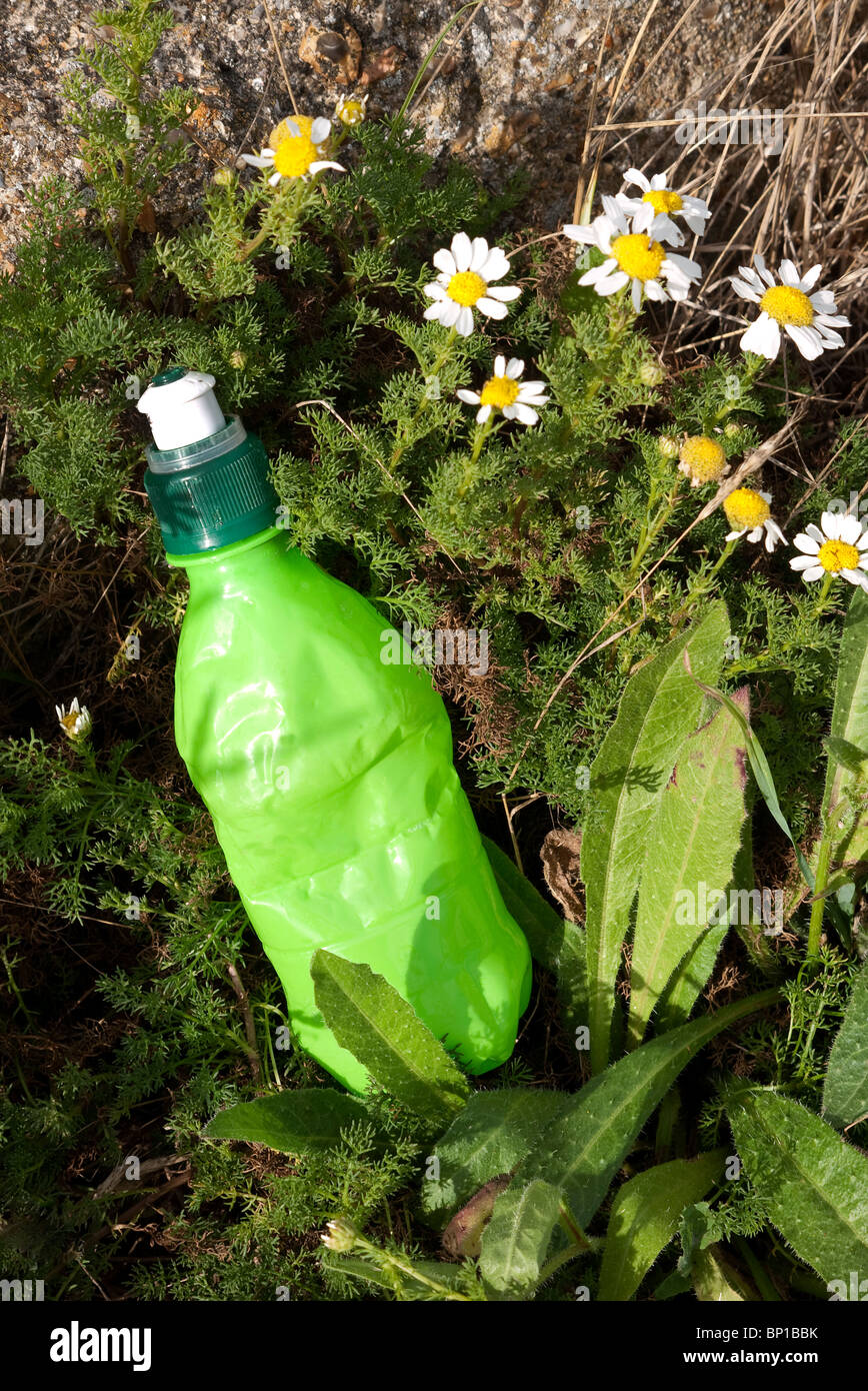 Energia di plastica Bottiglia di bevanda scartati su un sentiero nella campagna inglese Foto Stock