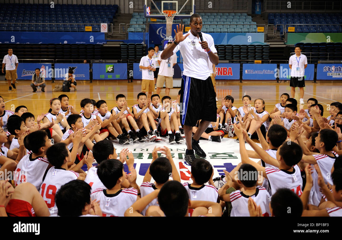 Dwight Howard NBA Basketball player cinese di insegnamento dei bambini che giocano a basket in Beijing in Cina. 19-lug-2010 Foto Stock