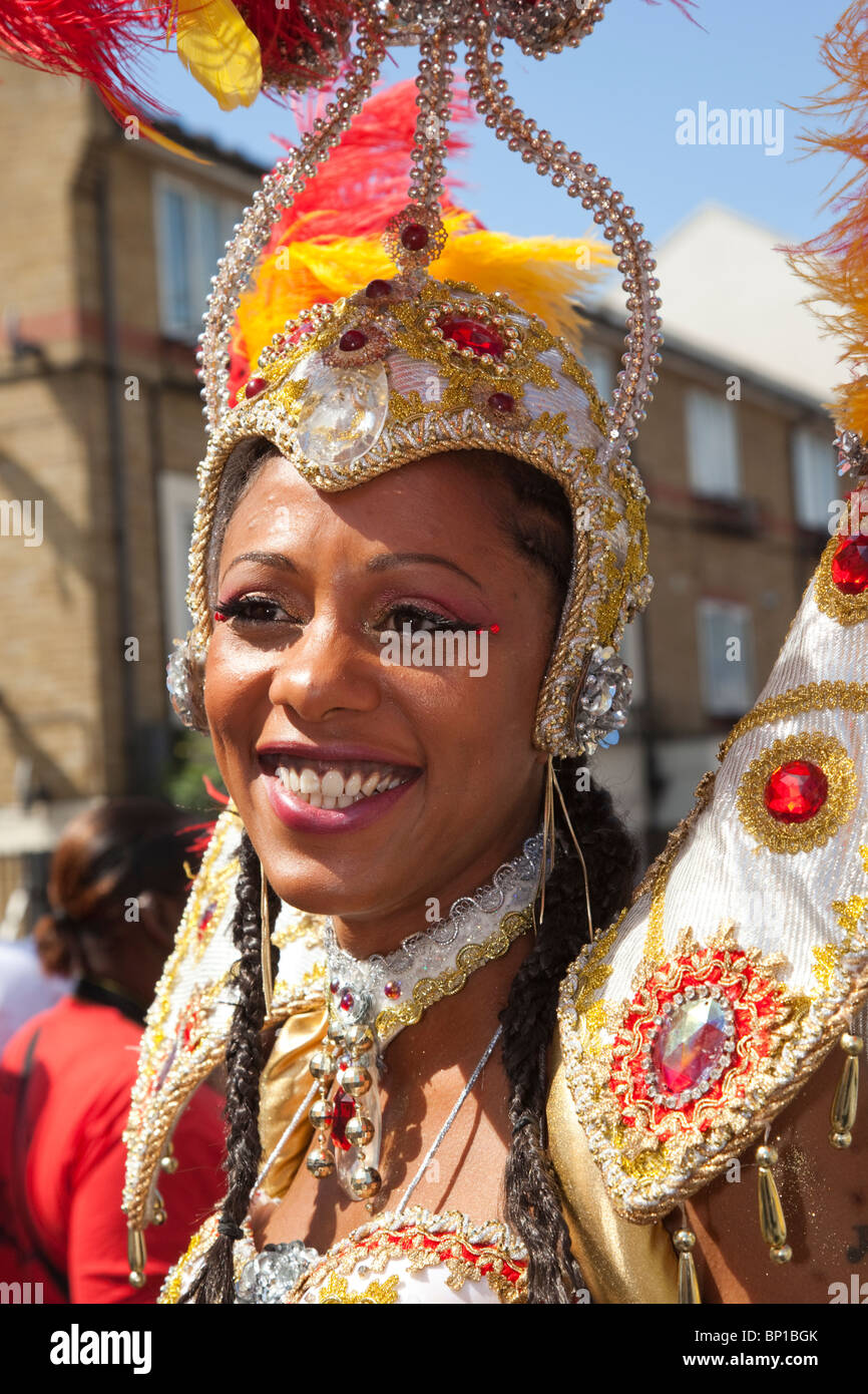 Hackney Un Carnevale 2010, ritratto della ballerina di Samba Foto Stock