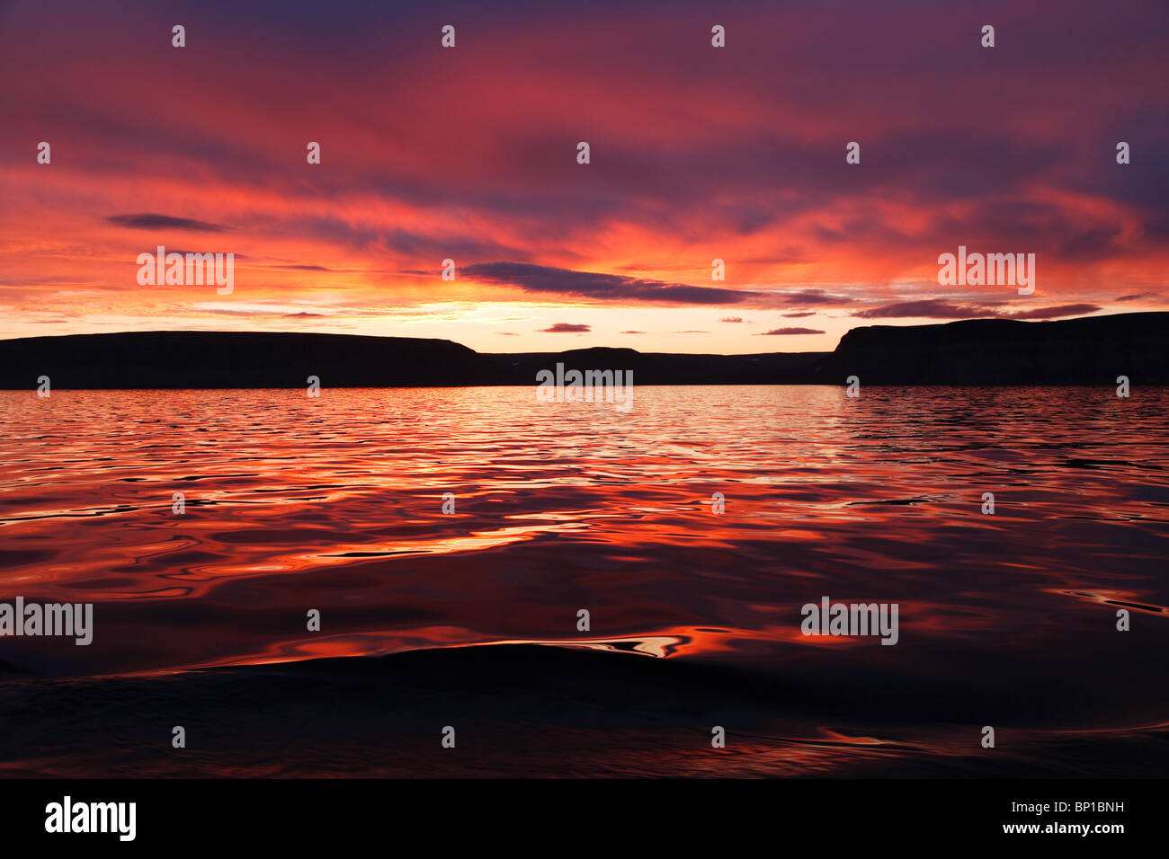 Incredibile tramonto su artico canadese su una calma sera intorno a mezzanotte Foto Stock
