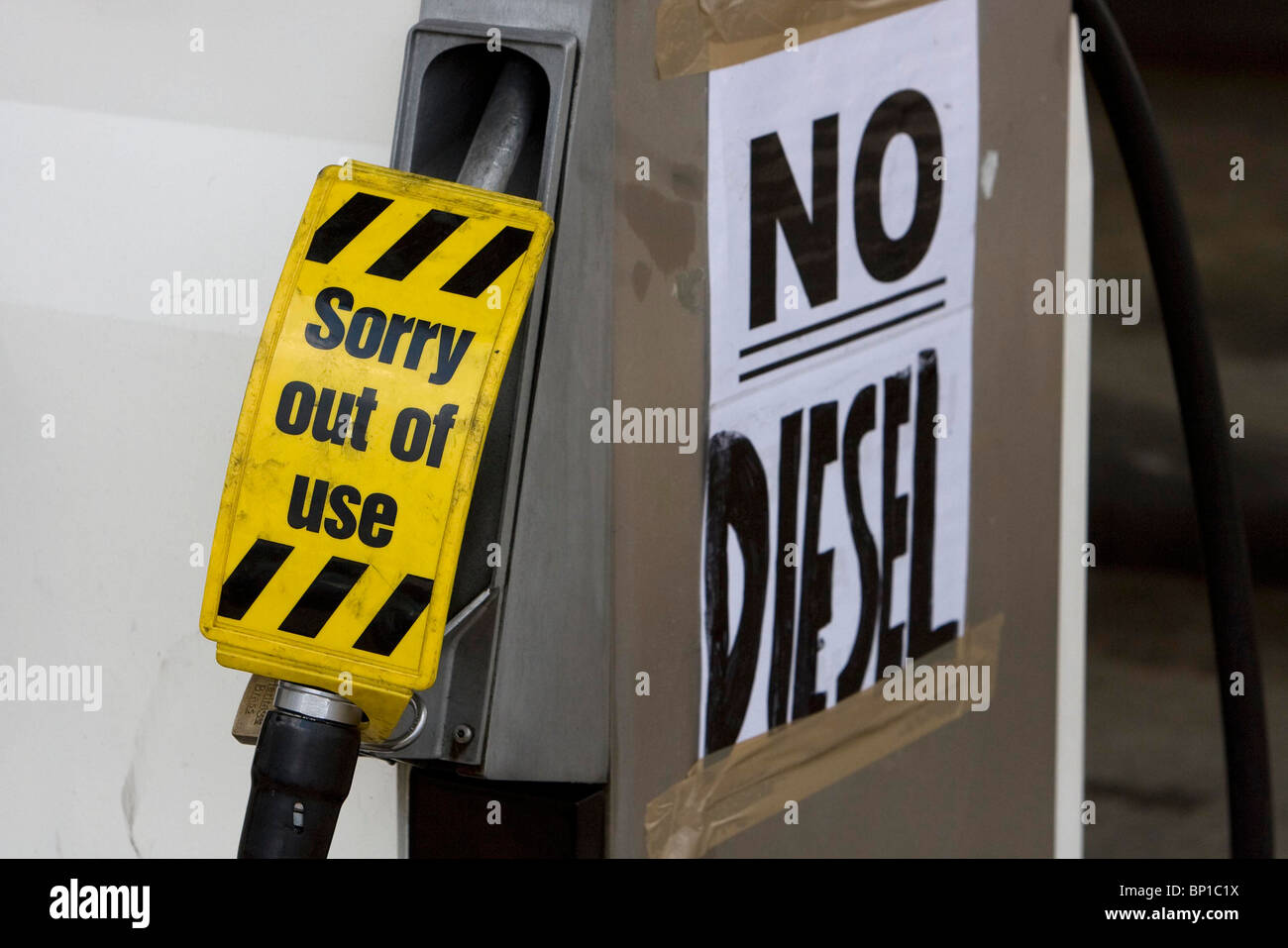 Nessun avviso Diesel su una pompa di carburante. Foto di James Boardman. Foto Stock