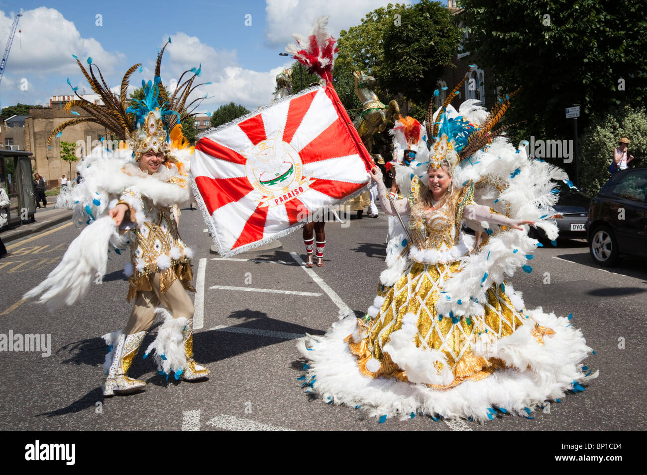 Hackney Un Carnevale 2010, flagbearers del Paraiso Scuola di Samba Foto Stock