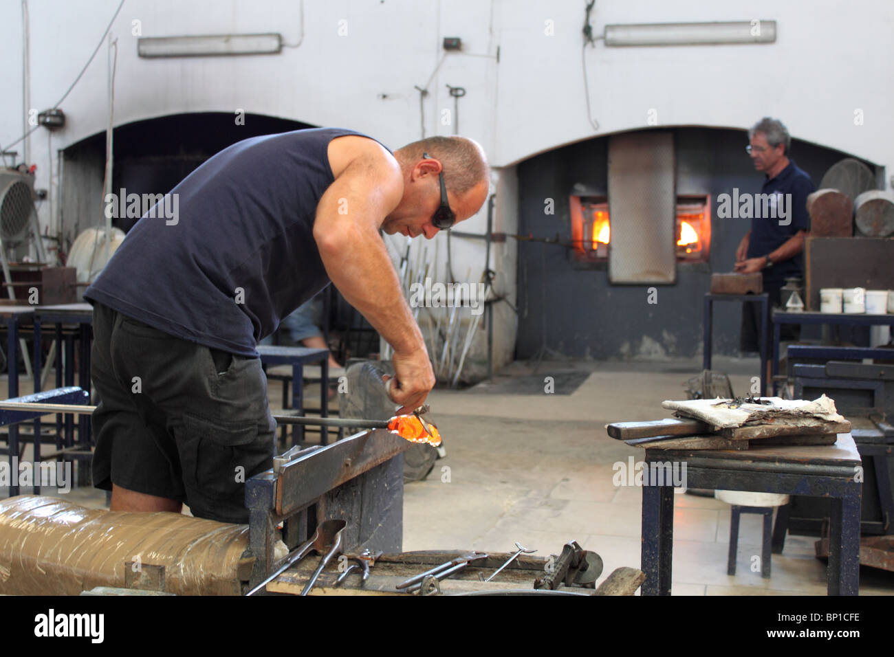 L'uomo la produzione di vetro figurine a Mdina Fabbrica del Vetro, Ta Qali Artigianato Village, vicino a Mdina, centrale di Malta, Mediterraneo, Europa Foto Stock