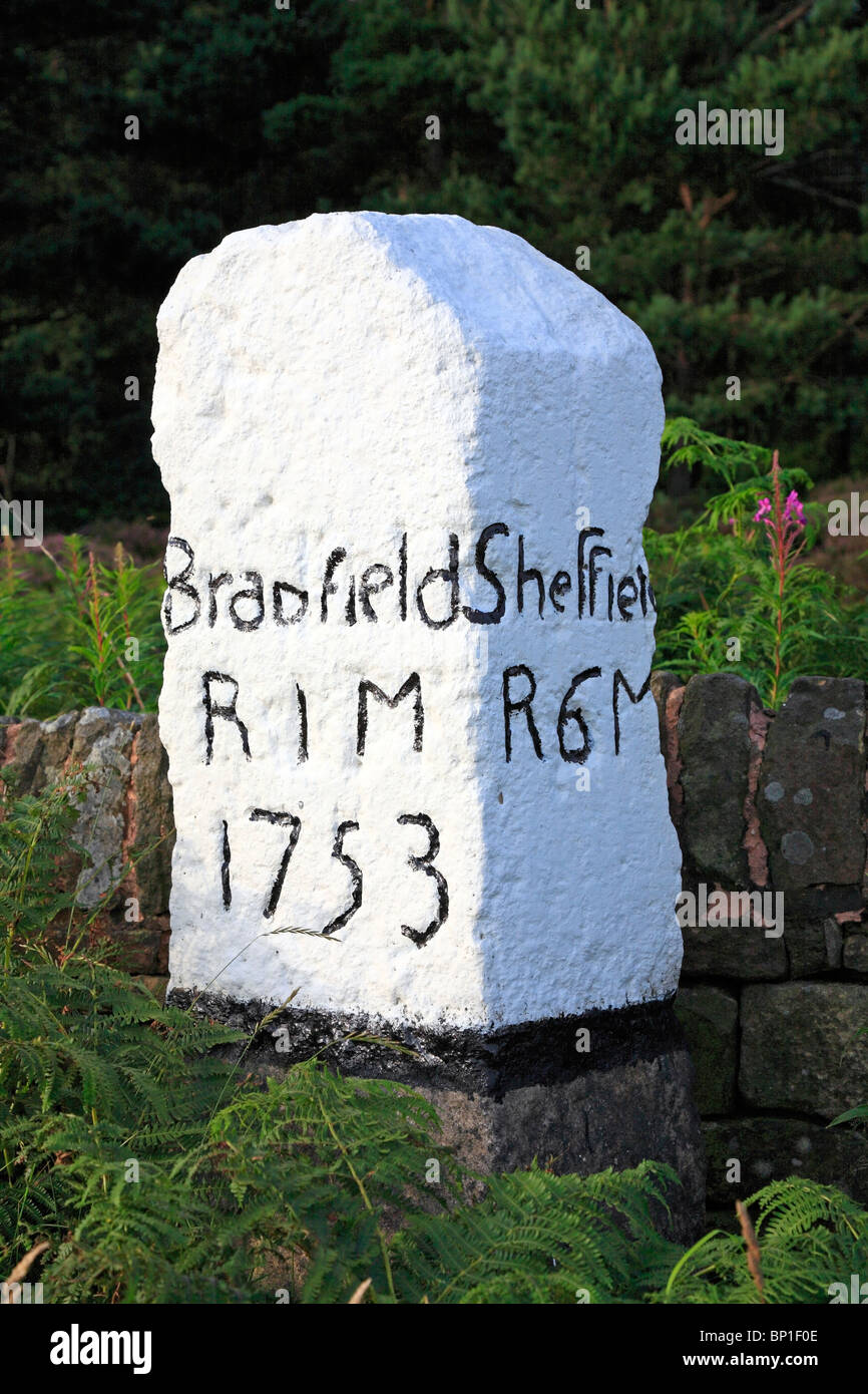 Antica pietra imbiancato miglio post vicino Bradfield, Sheffield, Parco Nazionale di Peak District, South Yorkshire, Inghilterra, Regno Unito. Foto Stock