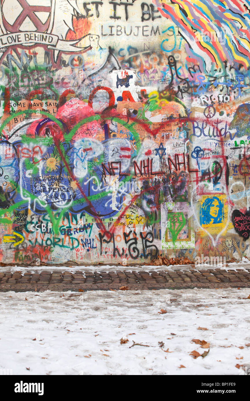 Vivaci graffiti sul muro di John Lennon, simbolo di pace e amore, Praga, Repubblica Ceca. Foto Stock