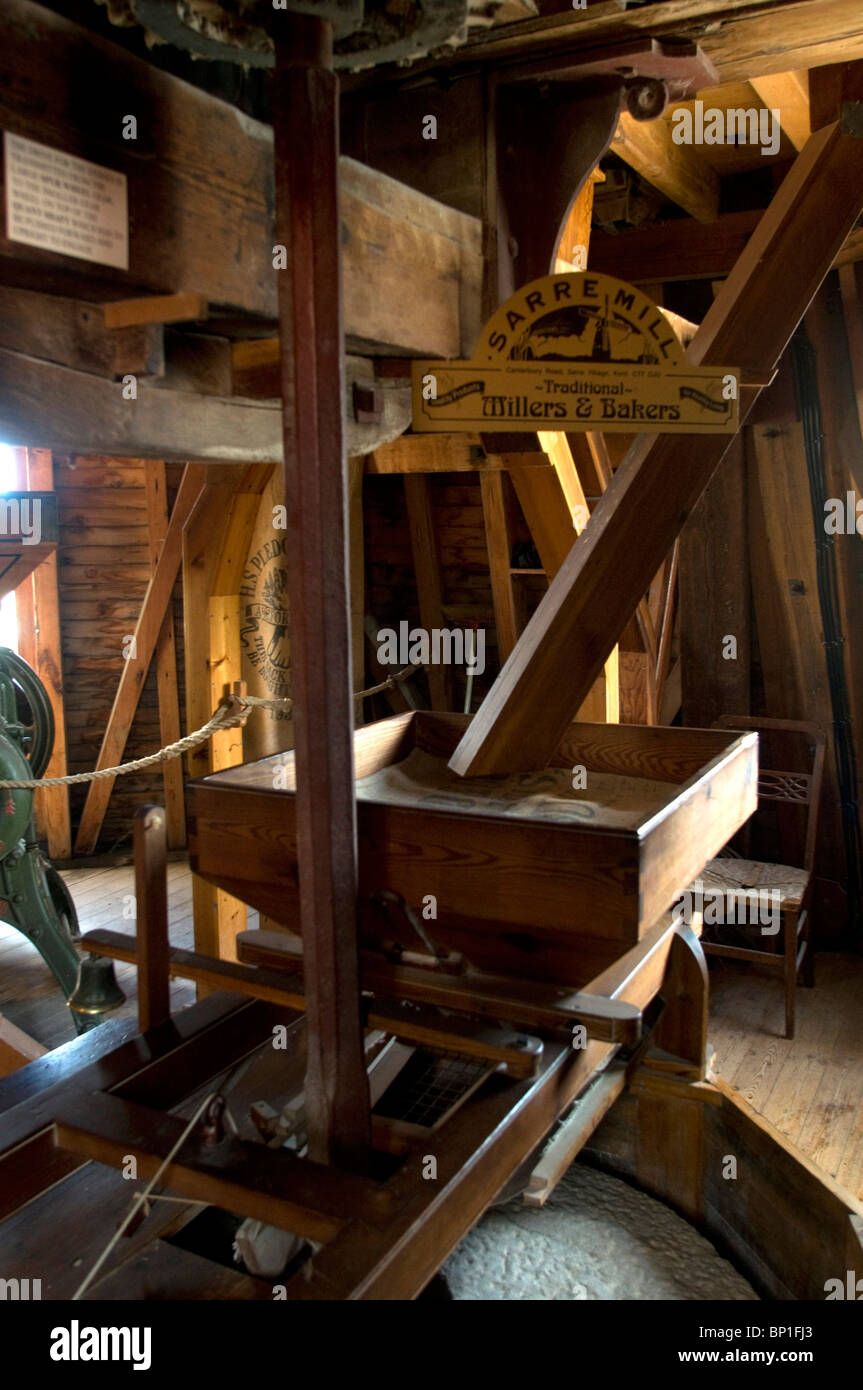 Modista Derek Adams lavorando la Sarre mulino costruito nel 1820 è uno dei pochi restanti commercialmente lavorato mills. Foto Stock