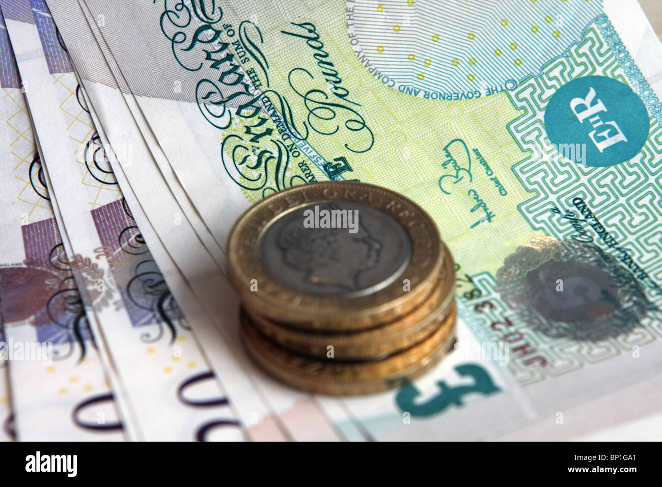 Sterling £2 monete su € 20 e € 5 note Foto Stock