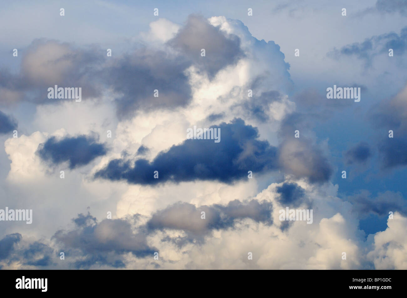 Nuvole temporalesche formando contro uno sfondo scuro Foto Stock