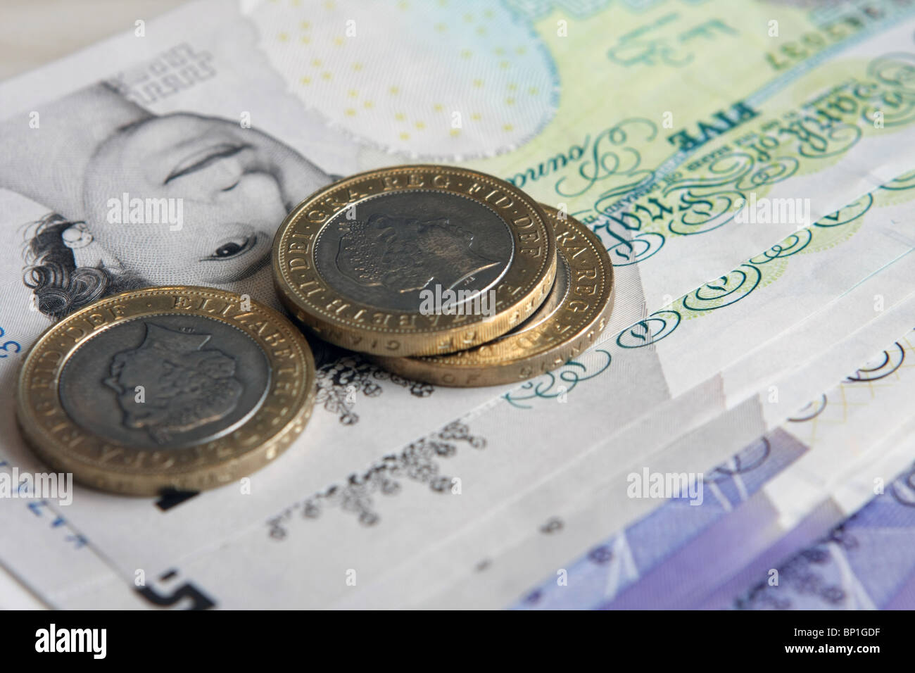 £ 2 monete sulla sterling € 20 e € 5 note Foto Stock