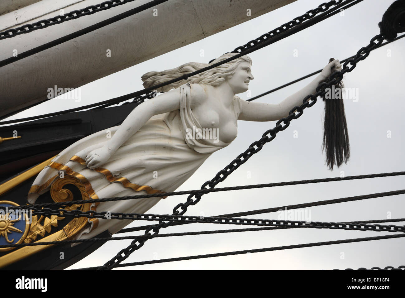 Il Polena, un intaglio di una donna, sul Cutty Sark nel bacino di carenaggio in Greenwich, London, SE10. Foto Stock