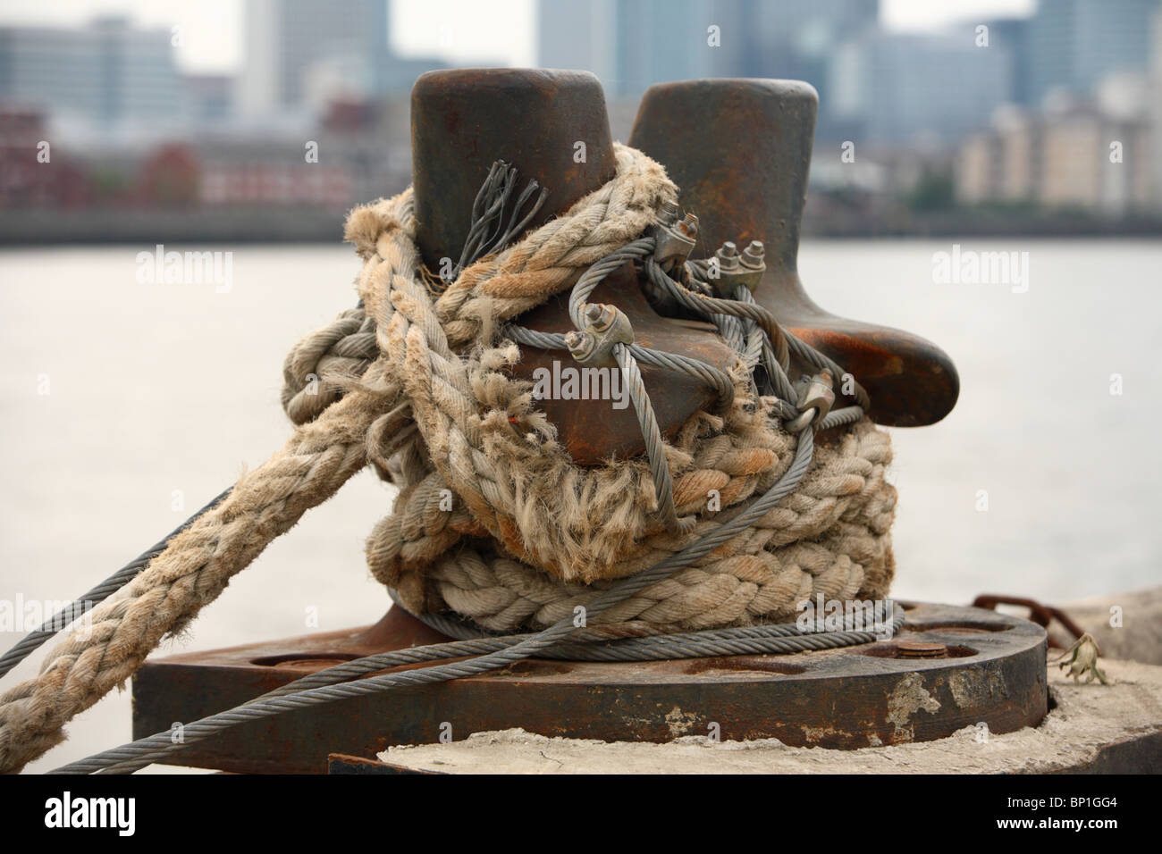 Nave ormeggi con vecchie funi e cavi sulla penisola di Greenwich, Greenwich, London, SE10. Foto Stock
