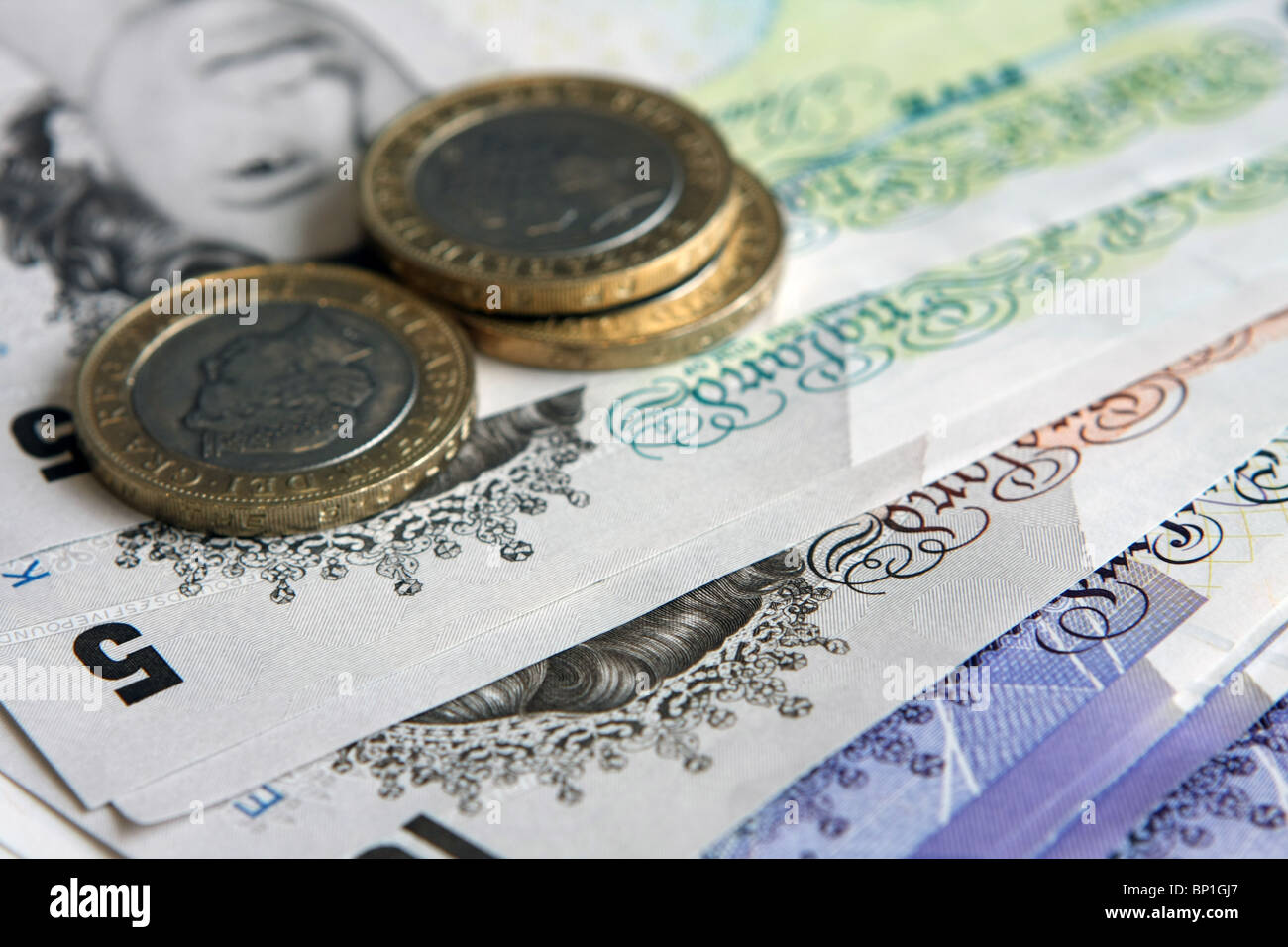 £ 2 monete sulla sterling € 20 e € 5 note Foto Stock