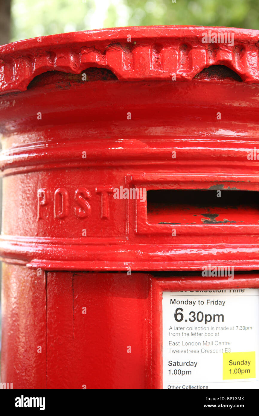 Un tradizionale rosso letterbox in St Katharine Docks, la City di Londra E1. Foto Stock