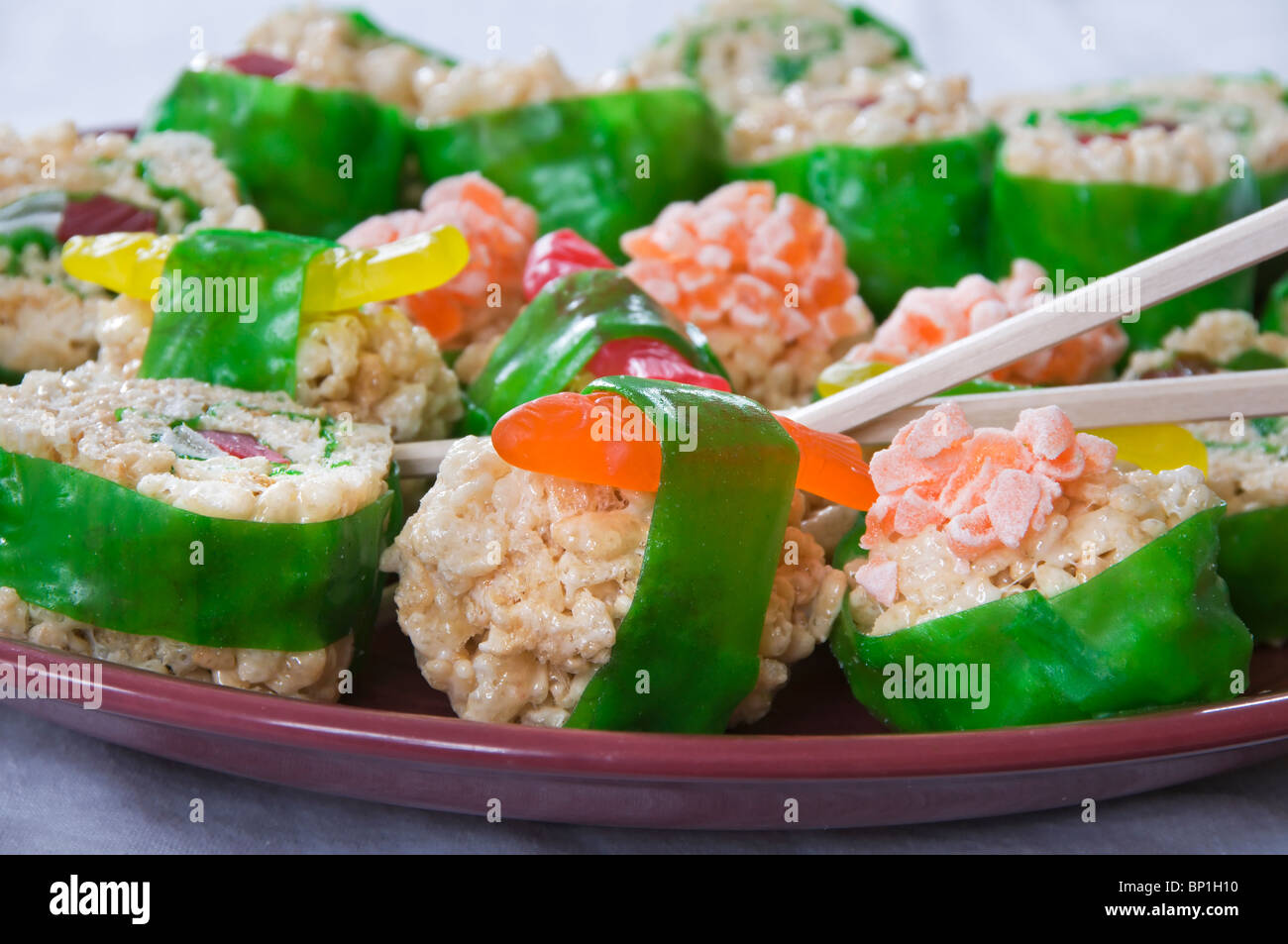Riso krispie considera che scherzosamente imitare sushi sono serviti per il dessert. Foto Stock