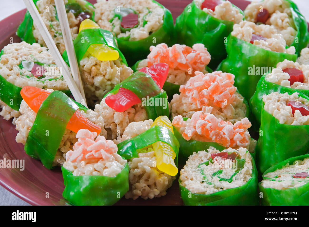 Riso krispie considera che scherzosamente imitare sushi sono serviti per il dessert. Foto Stock