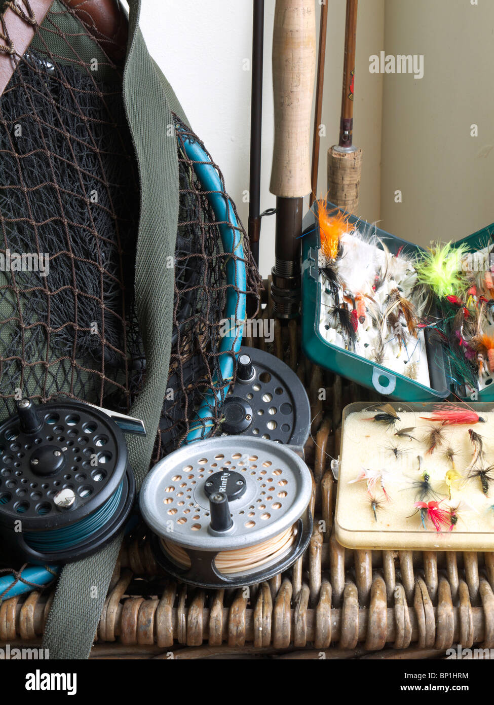 Fly Fishing Tackle sul cesto di vimini, England, Regno Unito Foto Stock