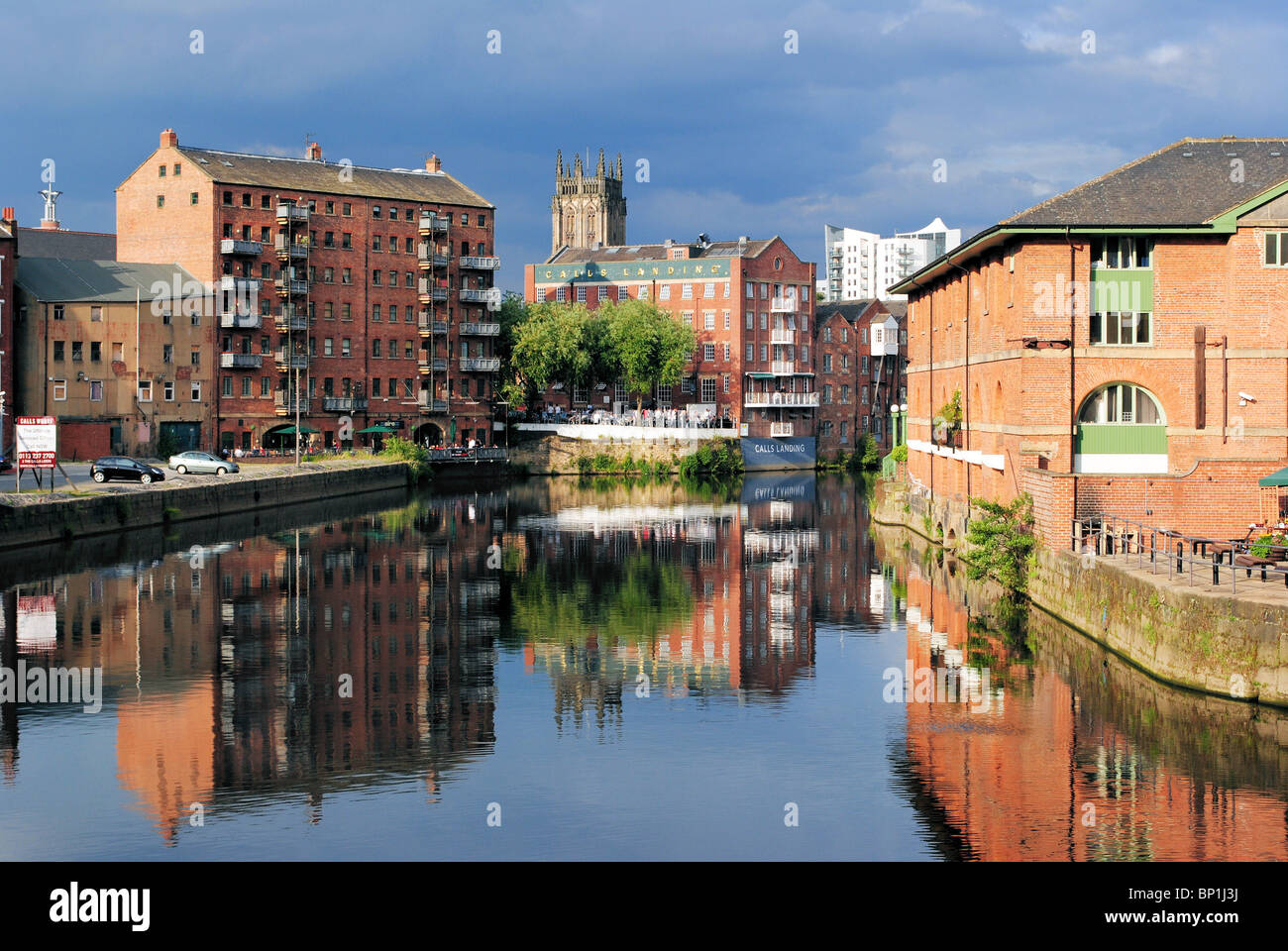 Guardando verso Est lungo il fiume Aire verso le chiamate Leeds City Centre West Yorkshire Foto Stock