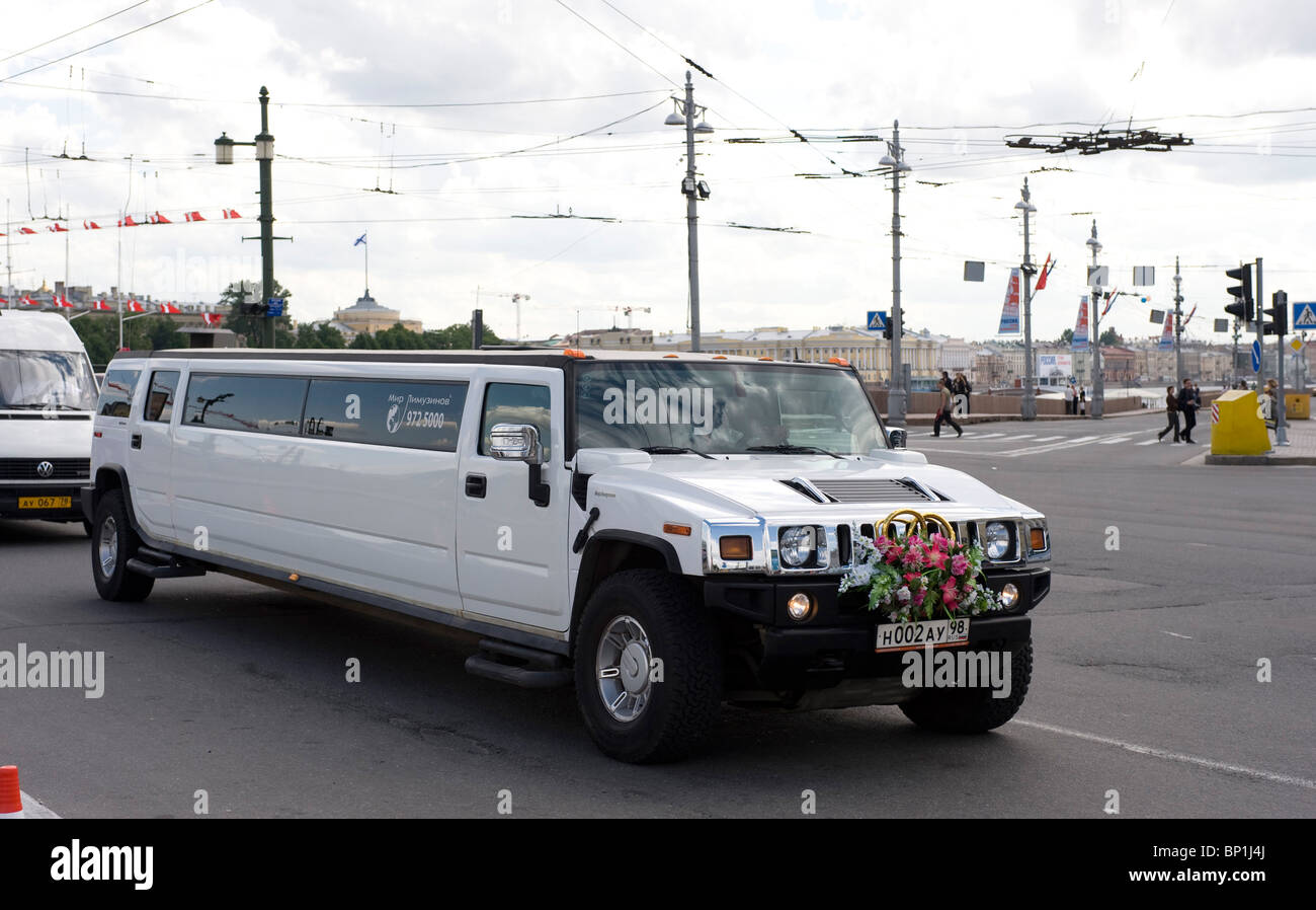 Un matrimonio auto di fronte Pietro e Paolo cattedrale, San Pietroburgo, Russia Foto Stock