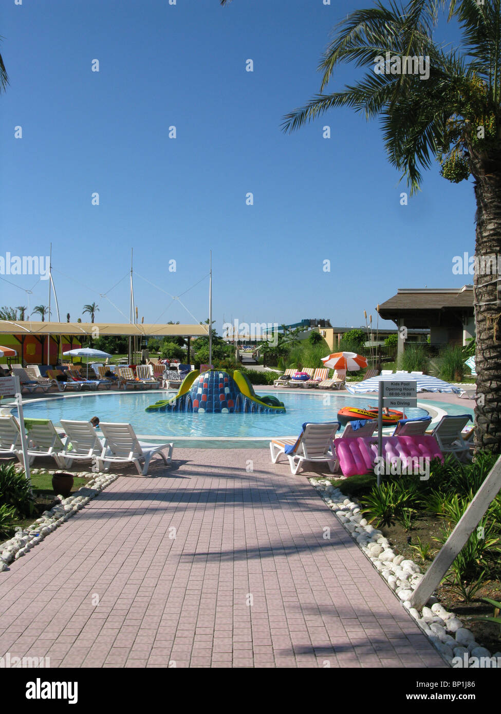 Svuotare una piscina per i bambini nel complesso per ferie Foto Stock