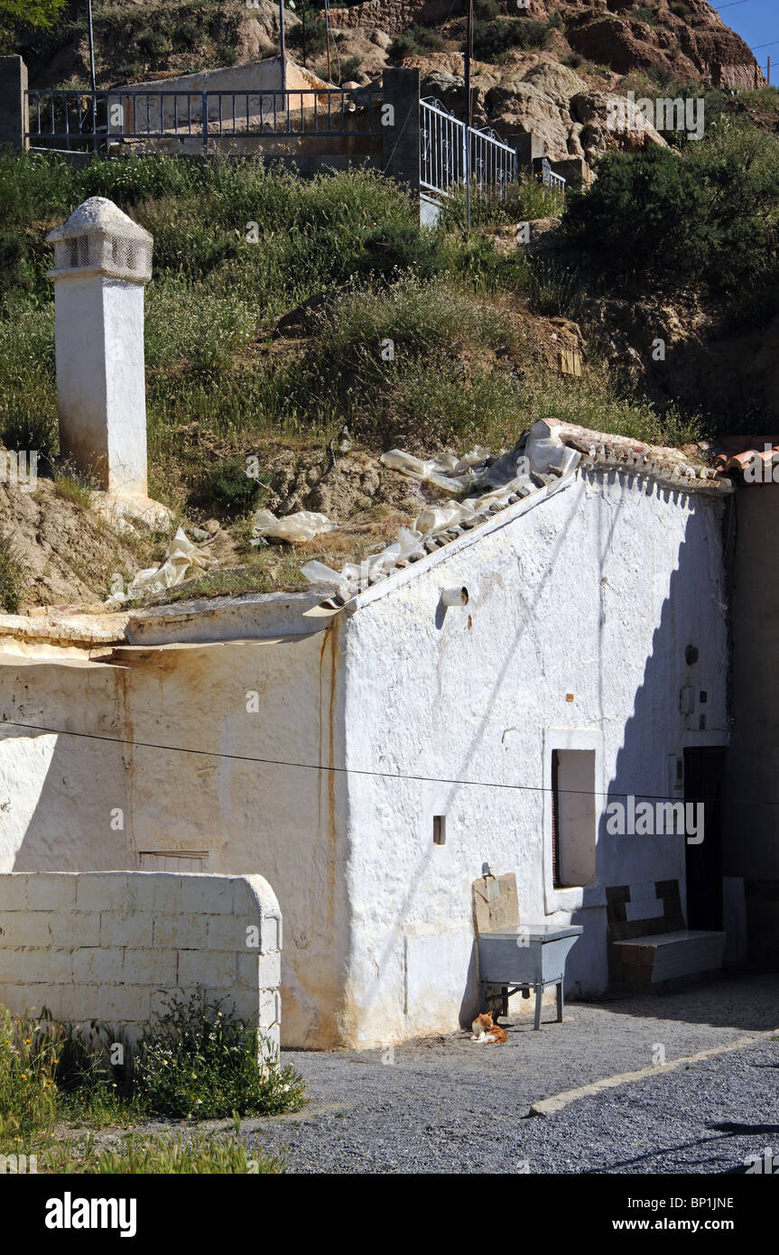 Grotta abitazione nel quartiere troglodita (Barriada de las Cuevas), Guadix, provincia di Granada, Andalusia, Spagna, Europa occidentale. Foto Stock