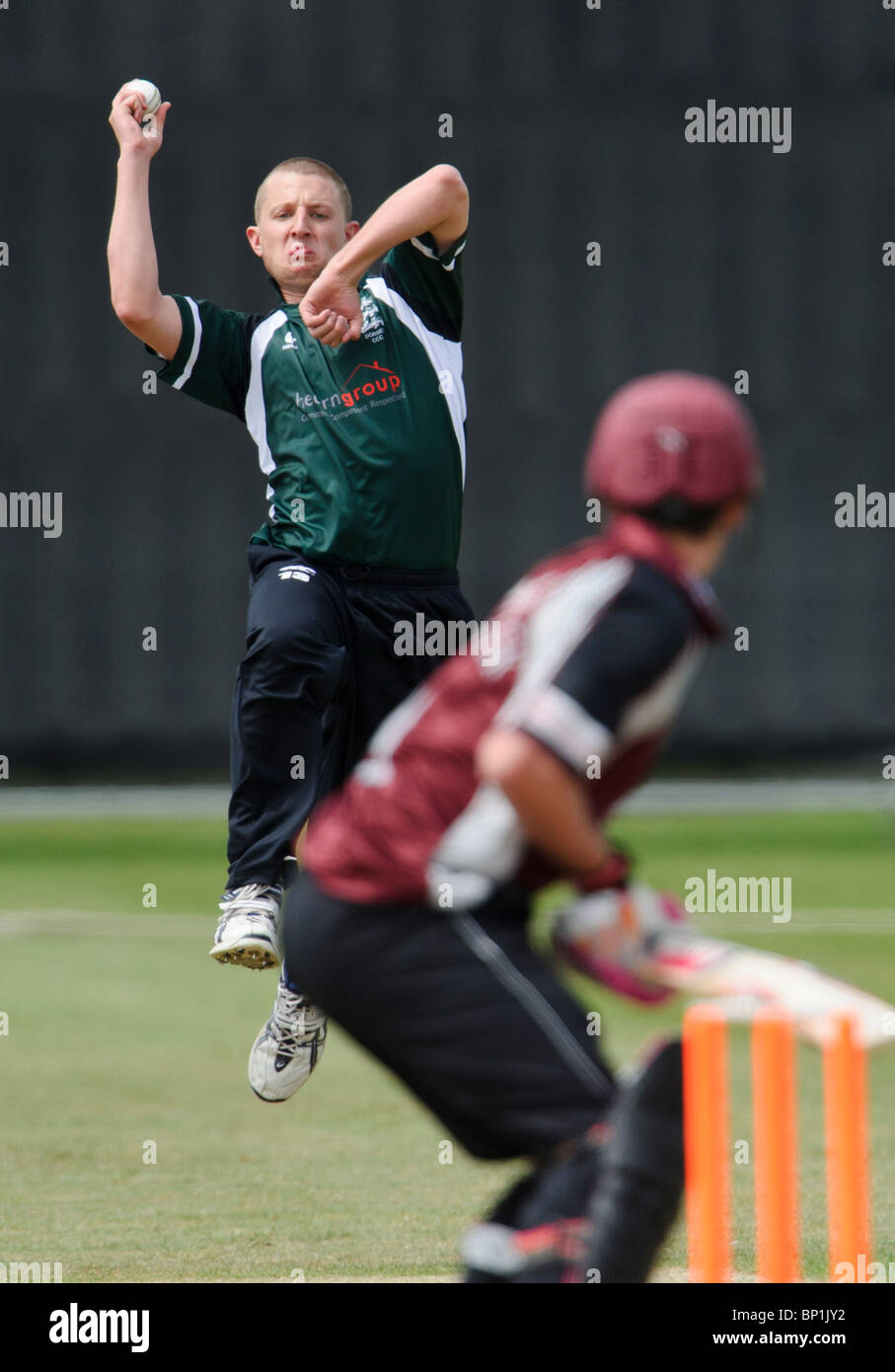 Dorset CCC / Somerset CCC alla Sherborne School. Lanciatore veloce in azione. Foto Stock