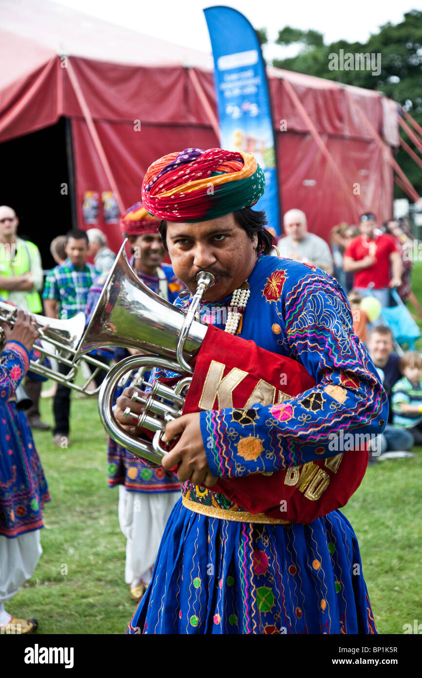 Tubista da Jaipur Kawa Brass Band di eseguire all'aperto presso il 2010 Edinburgh Mela, Leith Links. Foto Stock