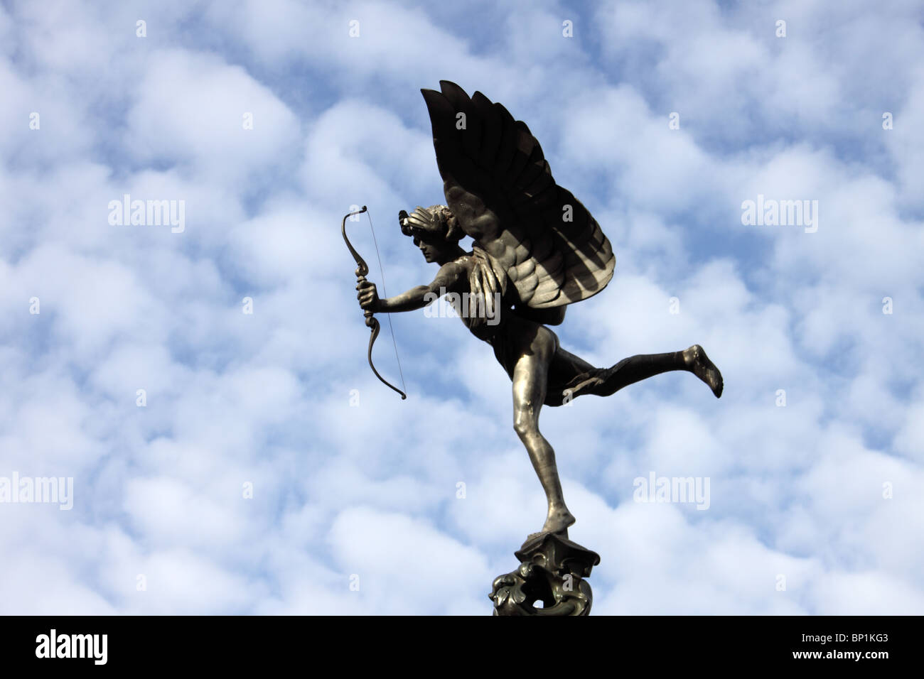 Statua di Eros, Piccadilly Circus, Londra, con cloud puntinata e cielo blu dietro, REGNO UNITO Foto Stock