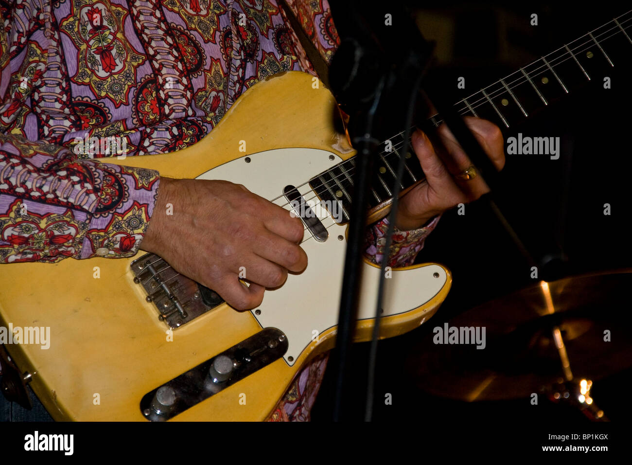 Primo piano di Wang Dang Delta Blues Band chitarrista suonare un assolo di riff durante le loro prestazioni a Deja Vu's nightclub di Dundee, Regno Unito Foto Stock