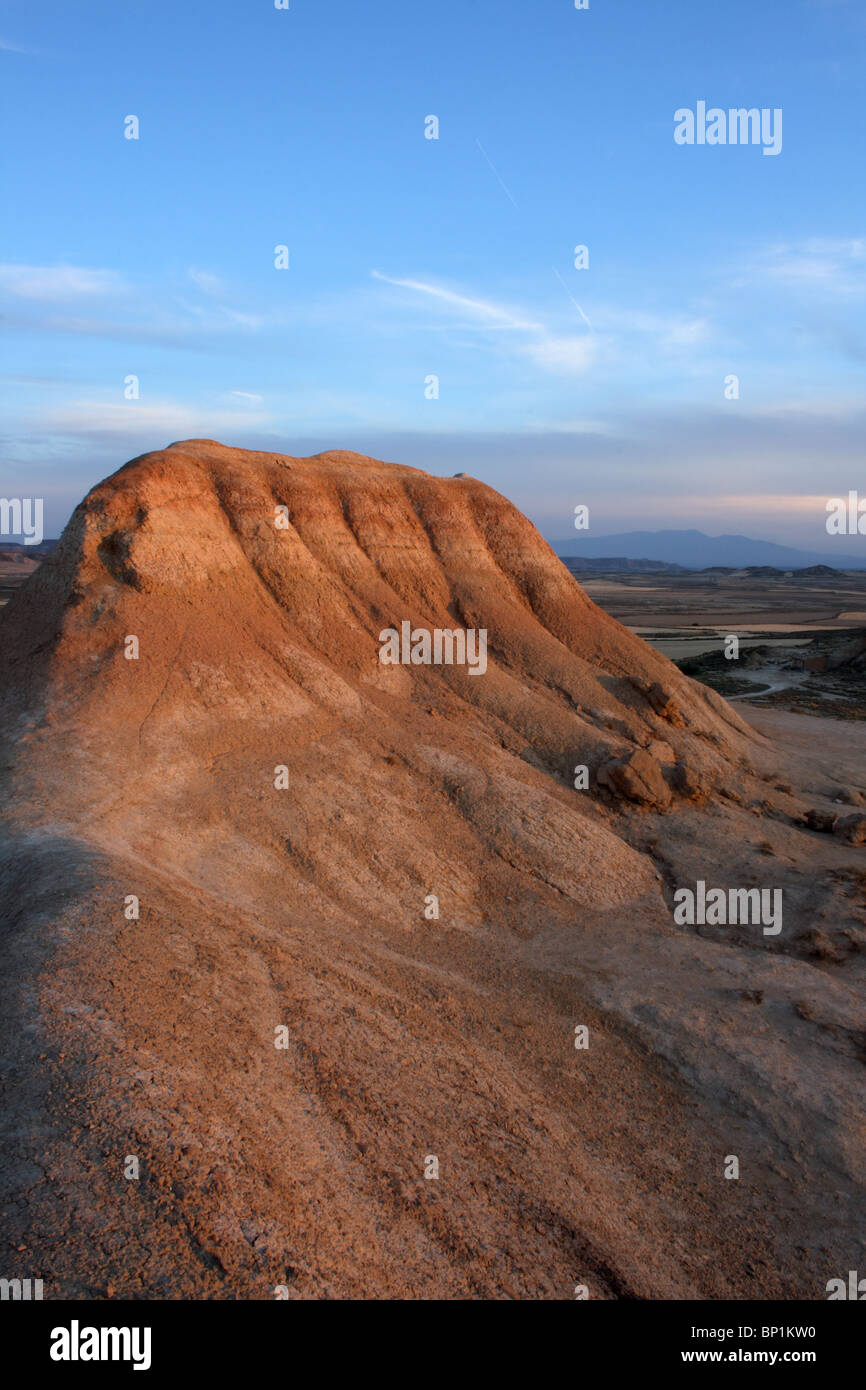 Le formazioni rocciose nel Bardenas Reales parco naturale, Navarra, Spagna, crepuscolo Foto Stock