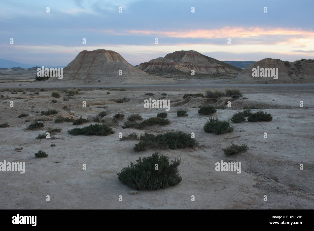 Le formazioni rocciose nel Bardenas Reales parco naturale, Navarra, Spagna, crepuscolo Foto Stock