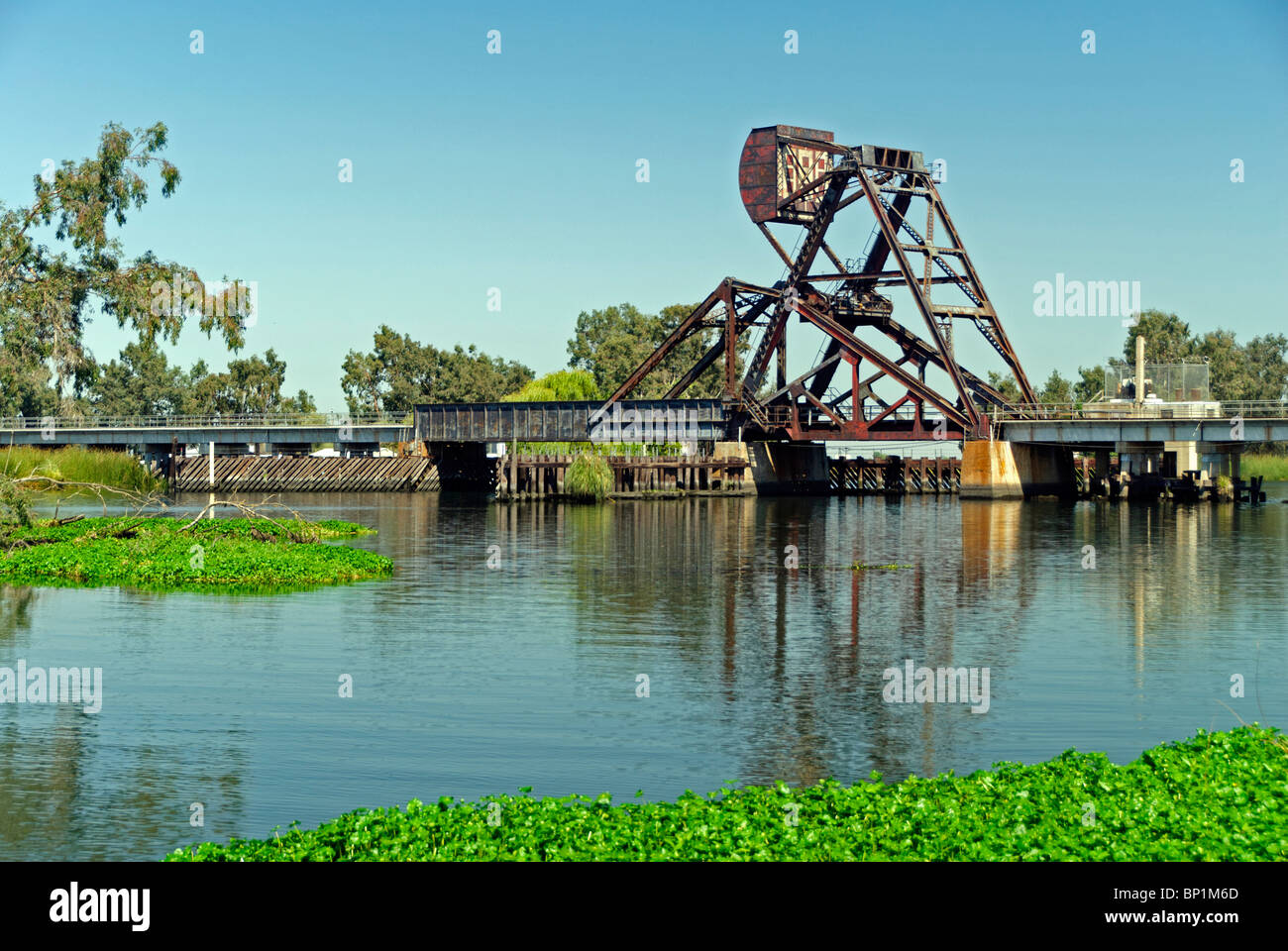 Traliccio ponte levatoio attraverso metà fiume nella valle centrale regione del Delta, California. Mattina d'estate. Foto Stock