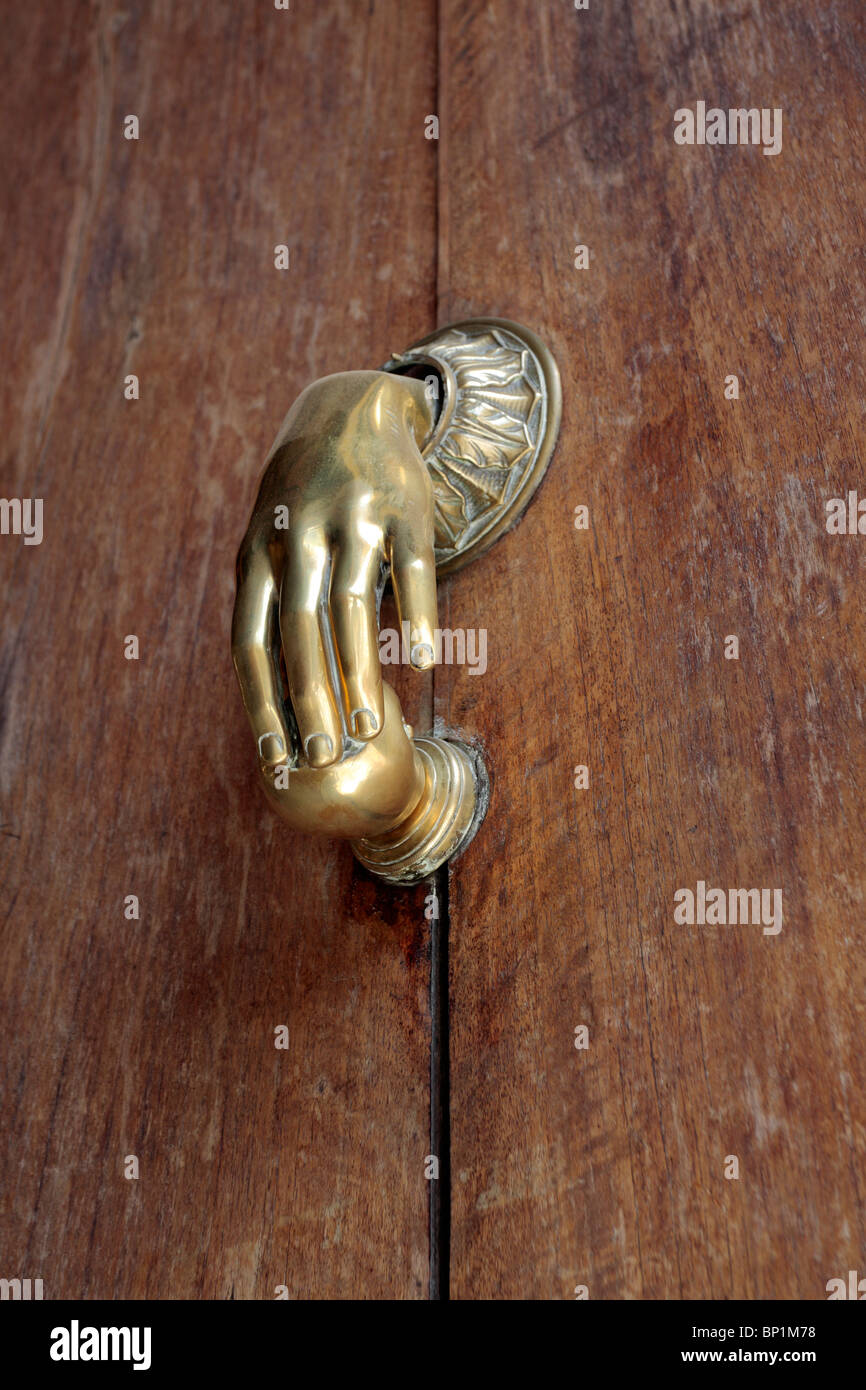 Una mano di ottone maniglia della porta su una porta in Granada Andalusia Spagna Europa Foto Stock