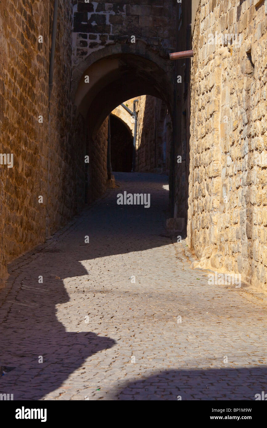Passerella arcuata nella vecchia città di Mardin, Turchia Foto Stock