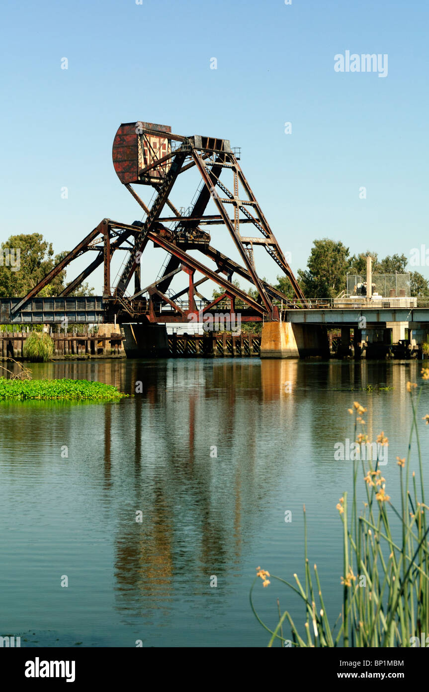 Traliccio disegnare ponte attraverso il centro nella valle centrale regione del Delta, California. Mattina d'estate. Foto Stock