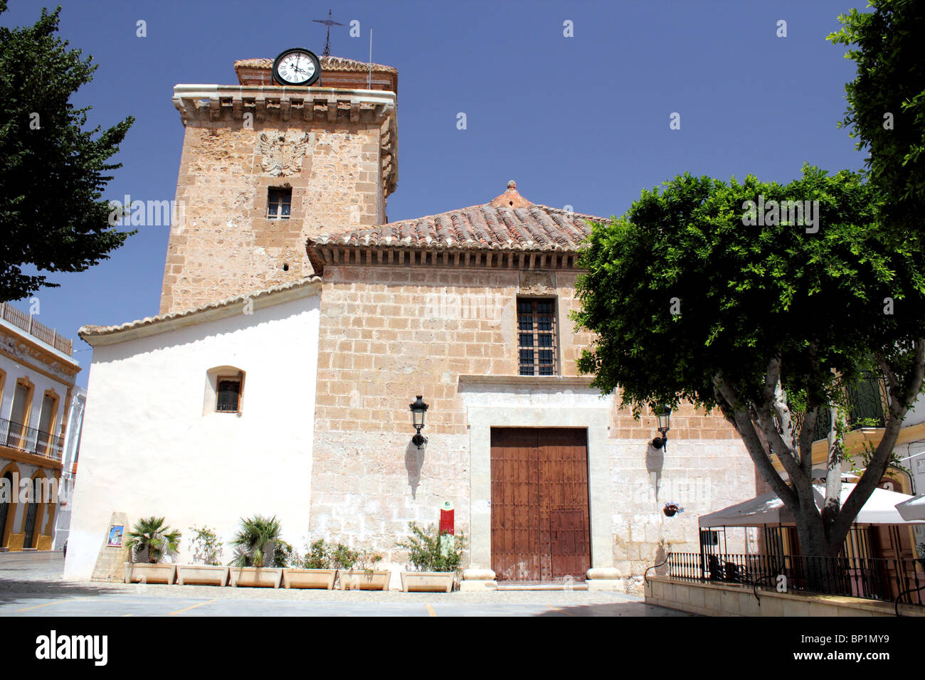 La chiesa in stile mudéjar XVI C. Santa Maria in Plaza de la Constitucion piazza principale vicino a Nijar Almeria, Andalusia Spagna Foto Stock