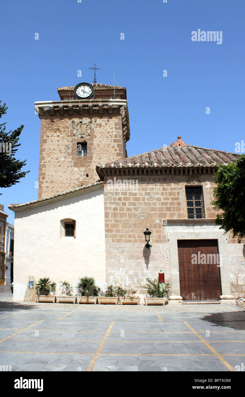 La chiesa in stile mudéjar XVI C. Santa Maria in Plaza de la Constitucion piazza principale vicino a Nijar Almeria, Andalusia Spagna Foto Stock