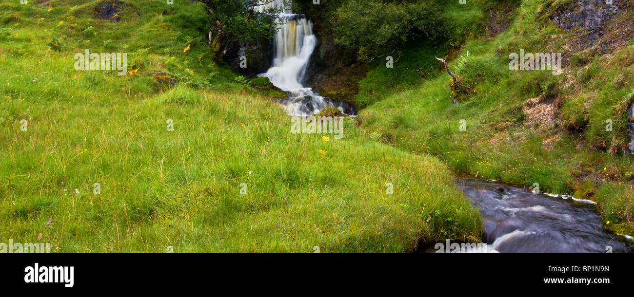Highland cascata accanto a Loch Assynt in Sutherland la regione delle Highlands Scozzesi. Foto Stock