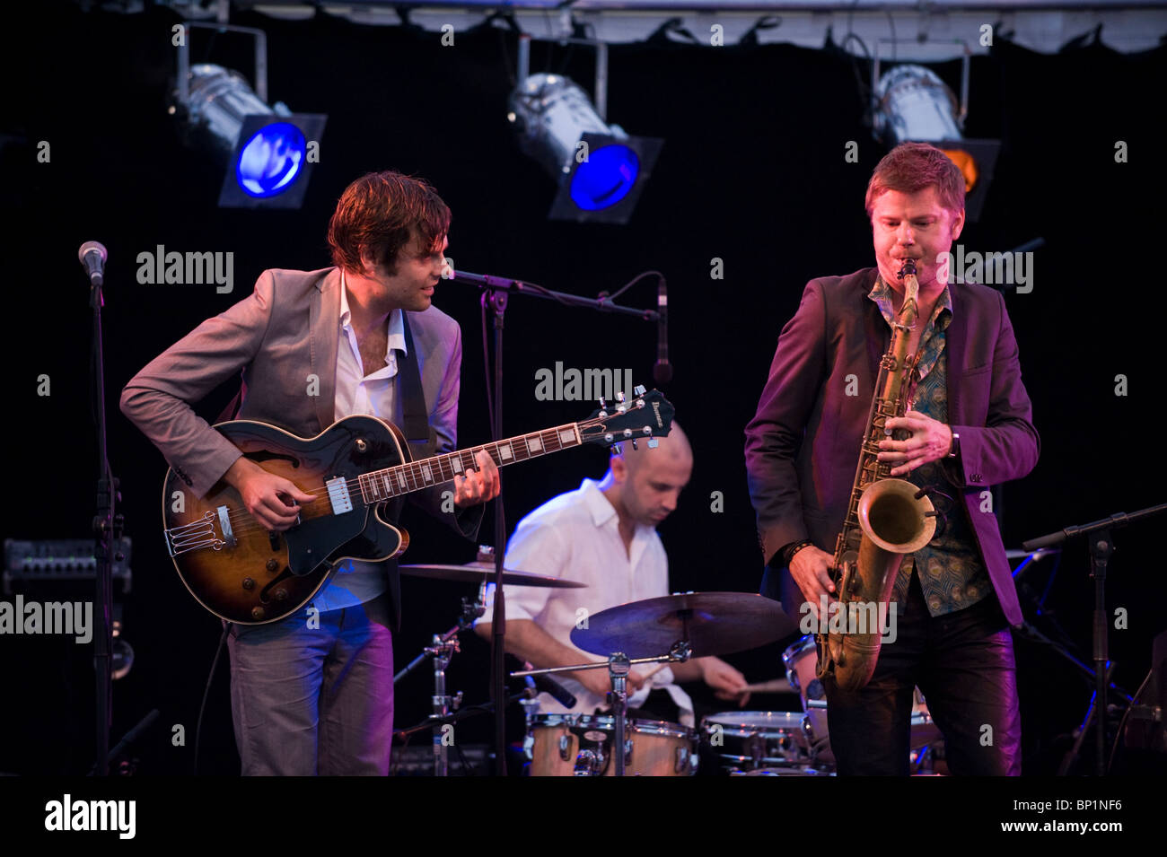 Magnus Lindgren giocando sax con la sua band sul palco a Brecon Jazz Festival 2010 Foto Stock