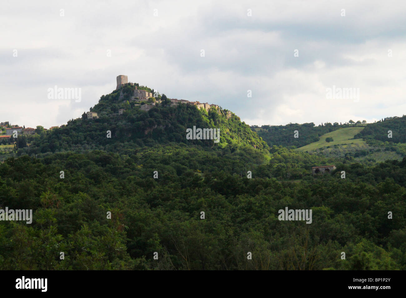 Vista dal Bagno Vignoni, di Rocca d'Orcia e il borgo di Castiglione d' Orcia, Toscana, Italia Foto Stock