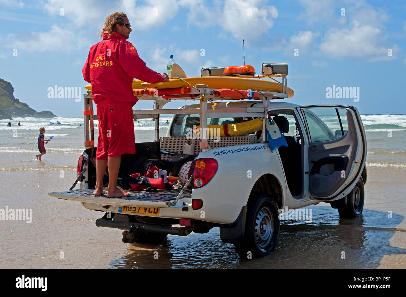 Un bagnino di turno di Mawgan Porth Beach Cornwall, Regno Unito Foto Stock
