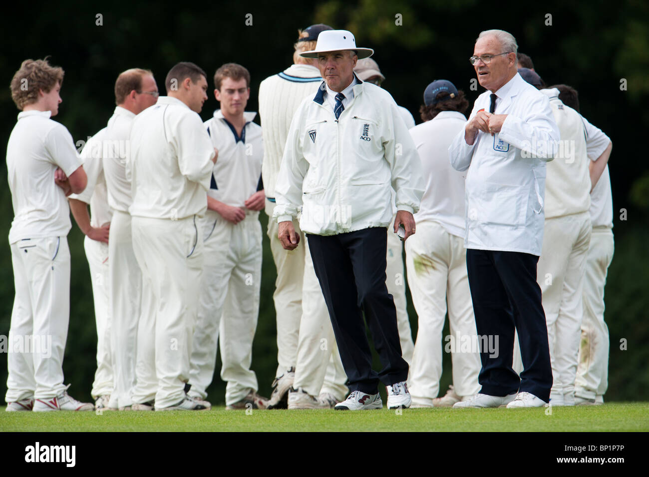 Partita di cricket, Dorset, Inghilterra, Regno Unito. Di arbitri e giocatori. Foto Stock